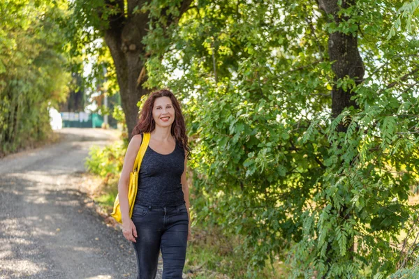 Turistická Žena Procházka Polní Cestě Venkově Itálii — Stock fotografie