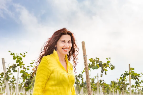 Mulher Menopausa Vestida Amarelo Desfrutando Natureza Campo Enquanto Caminha Pomar — Fotografia de Stock