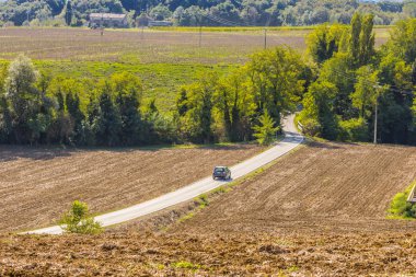 Toskana ve Emilia appenine kırsal sürülmüş alanları ile serpantin yol