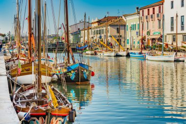 İtalya'da Cesenatico liman kanalında Antik balıkçı tekneleri