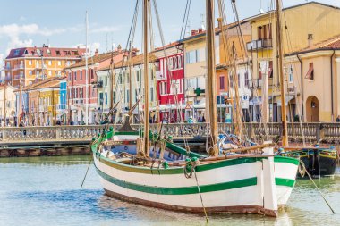 İtalya'da Cesenatico liman kanalında Antik balıkçı tekneleri