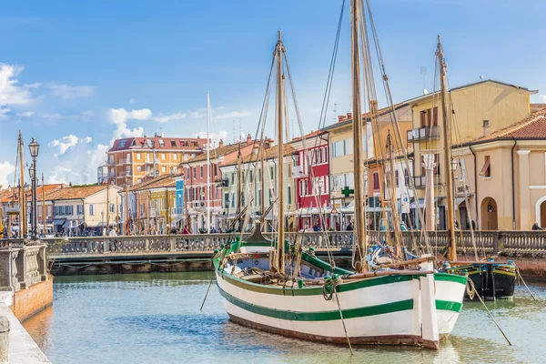 İtalya'da Cesenatico liman kanalında Antik balıkçı tekneleri