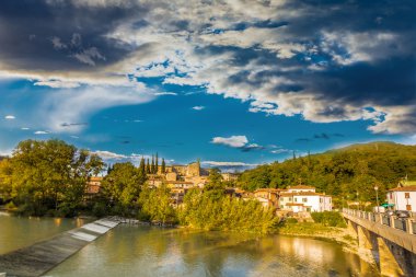 İtalya'da nehir üzerinde tipik antik ortaçağ köyü
