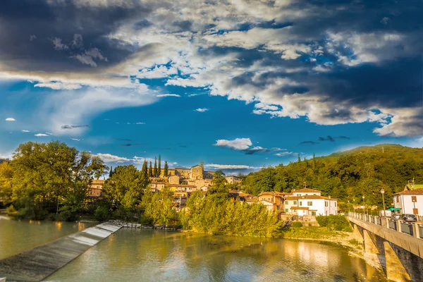 İtalya'da nehir üzerinde tipik antik ortaçağ köyü