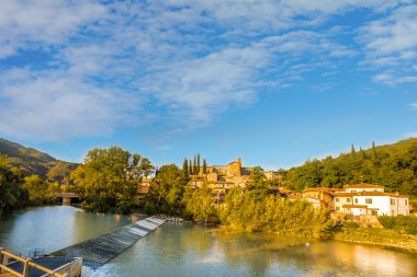 İtalya'da nehir üzerinde tipik antik ortaçağ köyü