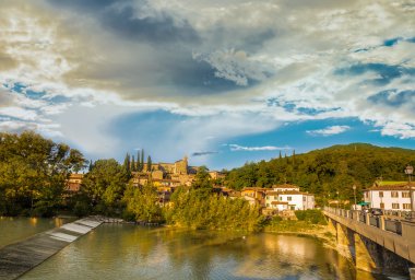 İtalya'da nehir üzerinde tipik antik ortaçağ köyü