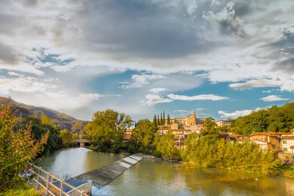 Tipico Borgo Medievale Sul Fiume Italia — Foto Stock