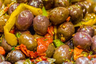 Çeşnili Puglia zeytin