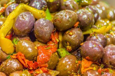 Çeşnili Puglia zeytin