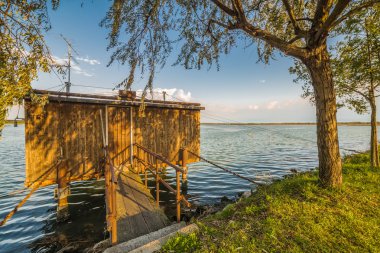 Deniz lagününde Geleneksel Balıkçılık Avrupa Hut