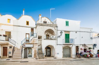 İtalya'da Apulia köyünün tipik beyaz evler