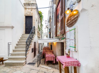 İtalya'da Apulia köyünün tipik beyaz evler