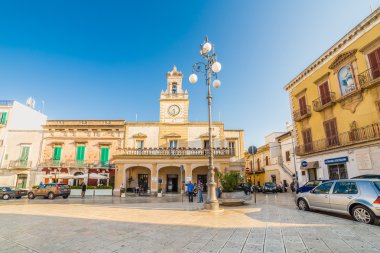 Puglia, İtalya'daki eski köyün tipik meydanı