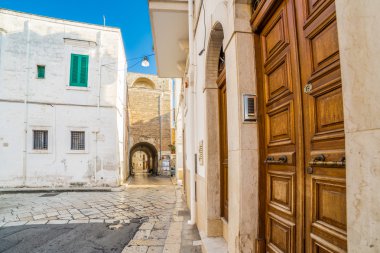 Puglia, İtalya'da eski köyün tipik caddesi