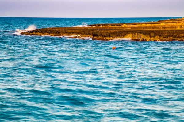 Skalista Brzeg Wybrzeża Apulii Włoszech — Zdjęcie stockowe