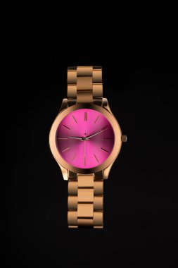 Pembe kadranlı altın saat. Kors siyah bir arkaplanda izliyor. Yazıtın için boşluk, logo, kullan.