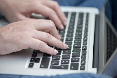 Eller kadın bir dizüstü bilgisayar ile çalışma.