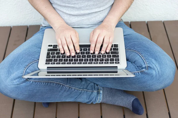 Mãos de mulher trabalhando com um laptop . — Fotografia de Stock