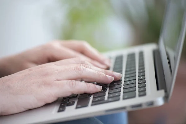 Vrouw handen werken met een laptop. — Stockfoto