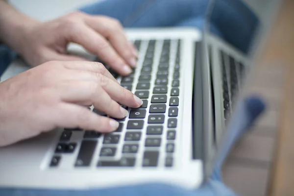 Mani di donna che lavorano con un computer portatile . — Foto Stock
