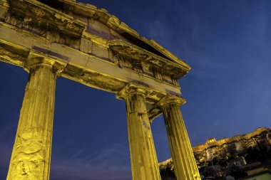 Roman Agora şehir Atina, Yunanistan, Dor sütunları ile giriş portal Harabeleri.