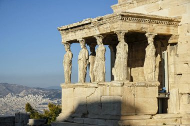 Sundurma bakirelerin veya Caryatids Erechtheion tapınağın Atina, Yunanistan