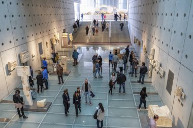 Atina, Yunanistan-28 Aralık: Atina 'daki yeni Akropol Müzesi 'nin Iç görünümü. Isviçre-Fransız mimar Bernard Tschumi tarafından Aralık 28, 2017 Atina, Yunanistan.