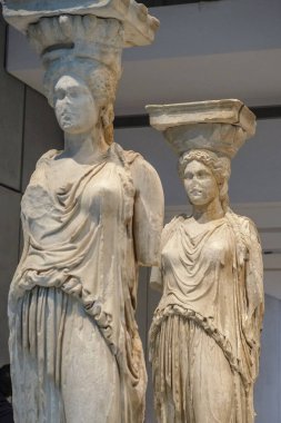 Atina, Yunanistan-28 Aralık: Atina 'daki yeni Akropol Müzesi 'nin Iç görünümü. Isviçre-Fransız mimar Bernard Tschumi tarafından Aralık 28, 2017 Atina, Yunanistan.