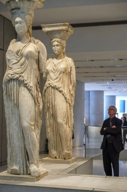 Atina, Yunanistan-28 Aralık: Atina 'daki yeni Akropol Müzesi 'nin Iç görünümü. Isviçre-Fransız mimar Bernard Tschumi tarafından Aralık 28, 2017 Atina, Yunanistan.