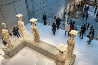 Atina, Yunanistan-28 Aralık: Atina 'daki yeni Akropol Müzesi 'nin Iç görünümü. Isviçre-Fransız mimar Bernard Tschumi tarafından Aralık 28, 2017 Atina, Yunanistan.