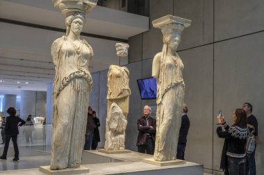 Atina, Yunanistan-28 Aralık: Atina 'daki yeni Akropol Müzesi 'nin Iç görünümü. Isviçre-Fransız mimar Bernard Tschumi tarafından Aralık 28, 2017 Atina, Yunanistan.