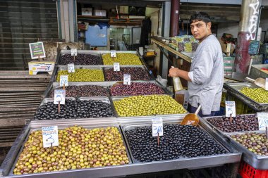 Atina, Yunanistan-29 Aralık: Atina 'nın Merkez pazarında zeytin satan tanımlanamayan bir adam 29 Aralık 2017, Atina, Yunanistan.