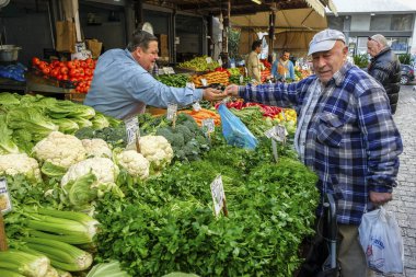 Atina, Yunanistan-29 Aralık: Atina 'nın merkezi pazarında sebze satan tanımlanamayan bir adam 29 Aralık 2017, Atina, Yunanistan.