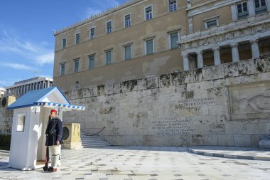 Atina, Yunanistan - 29 Aralık: Muhafızlar'ın meçhul asker Yunan Parlamentosu, Syntagma Meydanı'nın mezarı, 29 Aralık 2017 Atina, Yunanistan'ın değiştirme.
