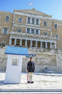 Atina, Yunanistan - 29 Aralık: Muhafızlar'ın meçhul asker Yunan Parlamentosu, Syntagma Meydanı'nın mezarı, 29 Aralık 2017 Atina, Yunanistan'ın değiştirme.