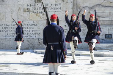 Atina, Yunanistan - 29 Aralık: Muhafızlar'ın meçhul asker Yunan Parlamentosu, Syntagma Meydanı'nın mezarı, 29 Aralık 2017 Atina, Yunanistan'ın değiştirme.