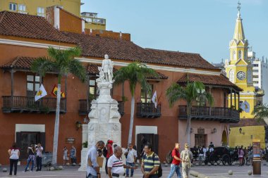 Cartagena, Kolombiya - 3 Ağustos: Anıtı önünde Christopher Columbus'a 3 Ağustos 2017 Cartagena, Kolombiya kimliği belirsiz insanlar.