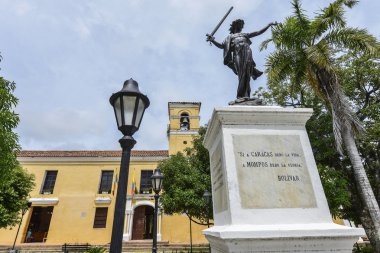 Mompox, Kolombiya - 8 Ağustos: Heykel 8 Ağustos 2017 Mompox, Kolombiya'da San Carlos sarayının önünde bırakılmış bir köle.