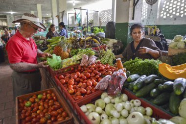 San Gil, Kolombiya - Ağustos 10: 10 Ağustos 2017 San Gil, Kolombiya üzerinde sebze San Gil piyasada satan kimliği belirsiz bir kadın.