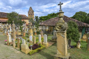 Barichara, Kolombiya - 11 Ağustos: Mezarlığındaki mezar taşları içeren pek çok süslü mezar taşları üzerinde 11 Ağustos 2017 Barichara, Kolombiya'da yerel ağ de mevcuttur sarı taş.