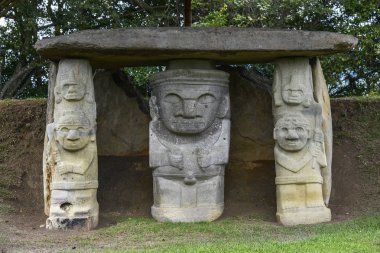 San Agustin, Kolombiya eski Kolomb öncesi heykeller. Archaeological Park, Magdalena Nehri'nin heykeller vadisinde kaynağında 1800 metre yükseklikte.