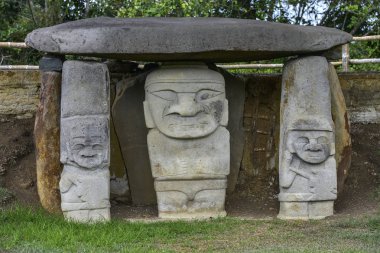 San Agustin, Kolombiya eski Kolomb öncesi heykeller. Archaeological Park, Magdalena Nehri'nin heykeller vadisinde kaynağında 1800 metre yükseklikte.