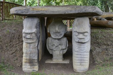 San Agustin, Kolombiya eski Kolomb öncesi heykeller. Archaeological Park, Magdalena Nehri'nin heykeller vadisinde kaynağında 1800 metre yükseklikte.