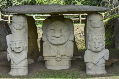 San Agustin, Kolombiya eski Kolomb öncesi heykeller. Archaeological Park, Magdalena Nehri'nin heykeller vadisinde kaynağında 1800 metre yükseklikte.