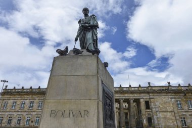 Simon Bolivar heykeli ile arka planda Bogota, Kolombiya Ulusal Capitol'de Bolivar meydanında.
