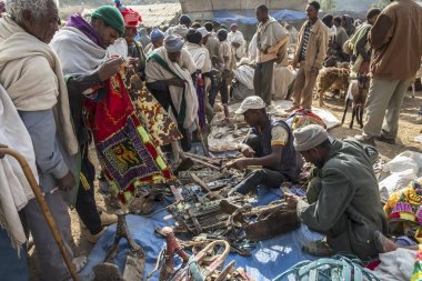 Lalibela, Etiyopya - 6 Ocak: 6 Ocak 2018 Lalibela, Etiyopya Lalibela piyasada eşekler için kemerler satış kimliği belirsiz erkek.