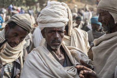 Lalibela, Etiyopya - 6 Ocak: Hacı poz Lalibela piyasada bir portre için 6 Ocak 2018 Lalibela, Etiyopya.