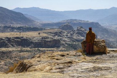 Rahip Etiyopya yar manastırda yakınındaki Adigrat Tigray bölgesinde, Debre Damo üzerinde seyir.