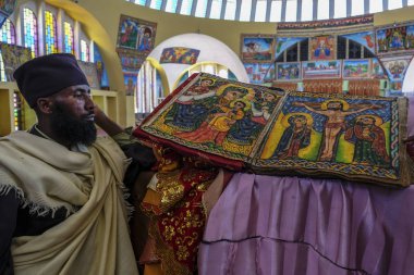 Aksum, Etiyopya - 12 Ocak: Kimliği belirsiz eski İncil'de Amharca dil Zion'un Our Lady Mary Kilisesi, 12 Ocak 2018 Aksum, Etiyopya gösterir.
