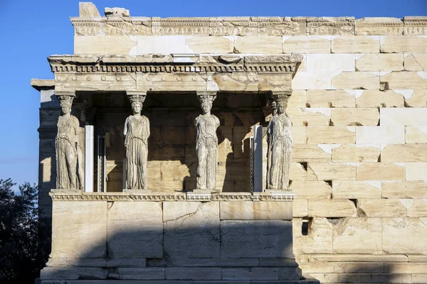 希腊雅典神殿氏寺少女或 Caryatids 的门廊 — 图库照片